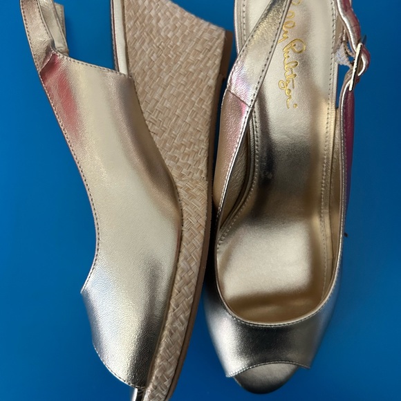 NIB, Never Worn!, Gold Lily Pulitzer Wedges, Size 9 - Picture 2 of 4
